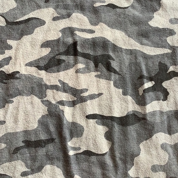 💥 Old Navy short sleeve Tshirt camouflage print sz 10/12 - Picture 2 of 5